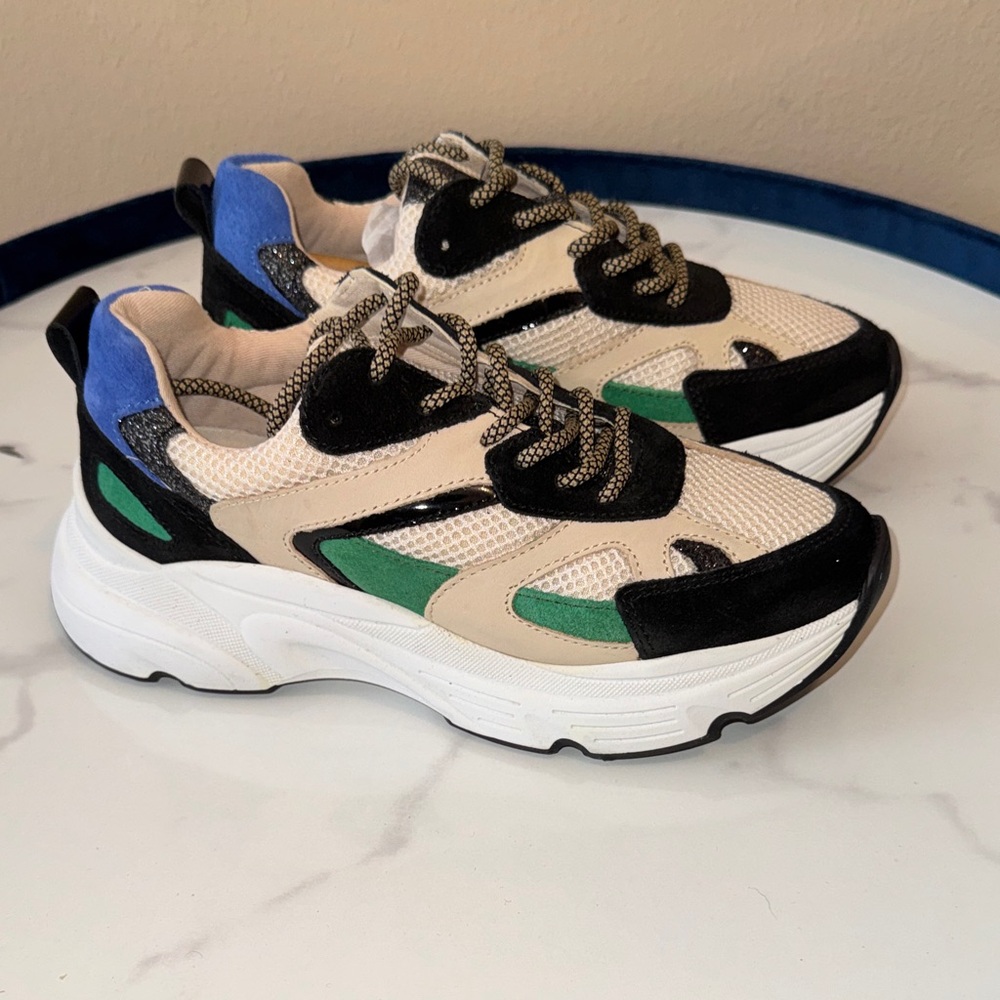 Steve Madden Women’s ' Cream and Black Sneakers NWOT
